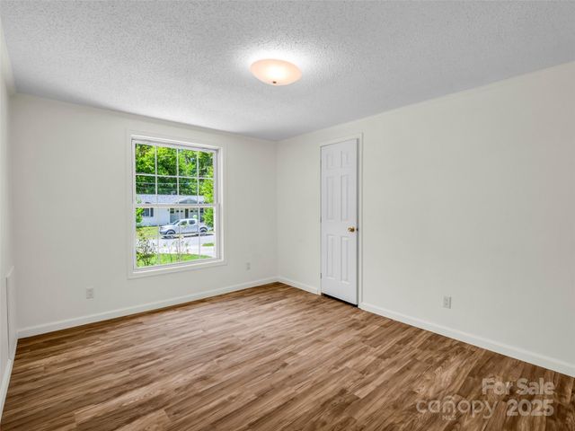 1040 Mountain View Street, Hendersonville, NC 28739