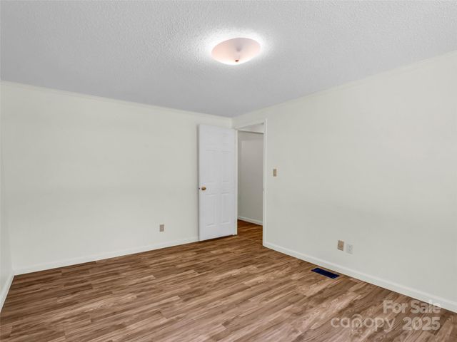 1040 Mountain View Street, Hendersonville, NC 28739