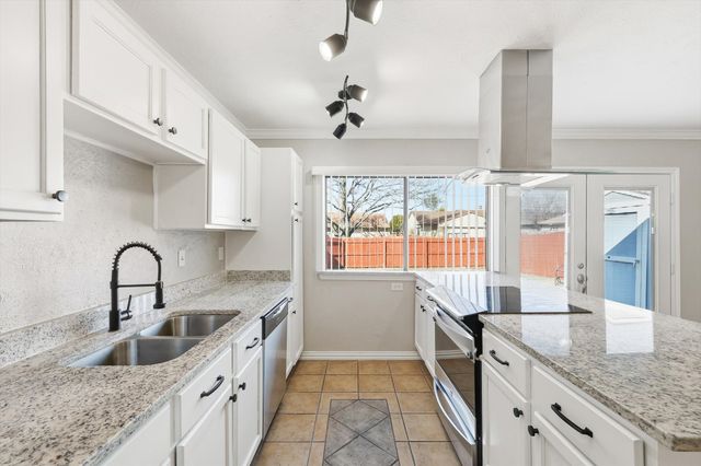 5556 Vance Street, The Colony, TX 75056