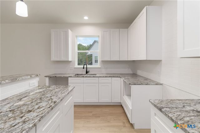 12 Meadow Oak Court, Wimberley, TX 78676