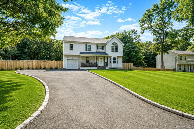10 Cedar Lane, Medford, NY 11763