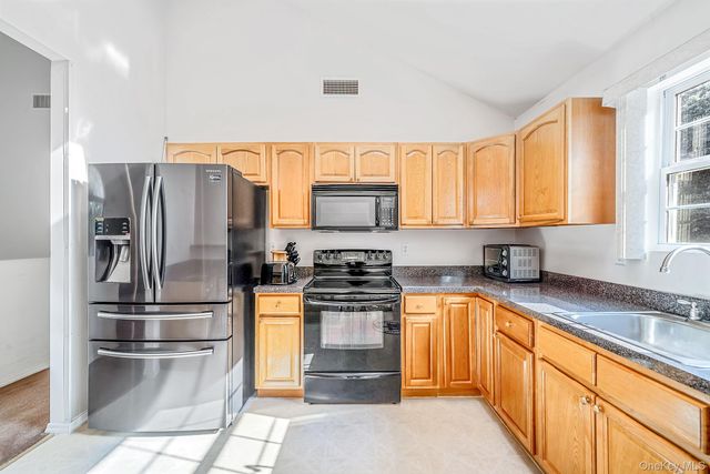 10 Cedar Lane, Medford, NY 11763
