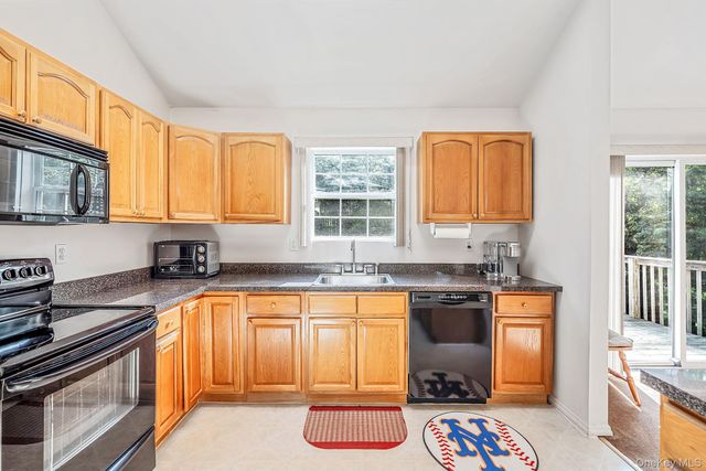 10 Cedar Lane, Medford, NY 11763
