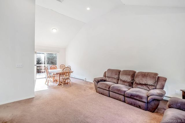 10 Cedar Lane, Medford, NY 11763
