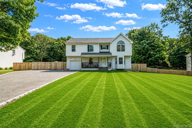 10 Cedar Lane, Medford, NY 11763