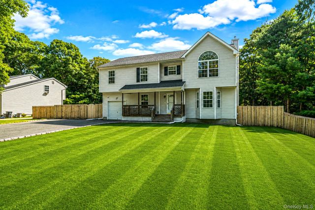 10 Cedar Lane, Medford, NY 11763