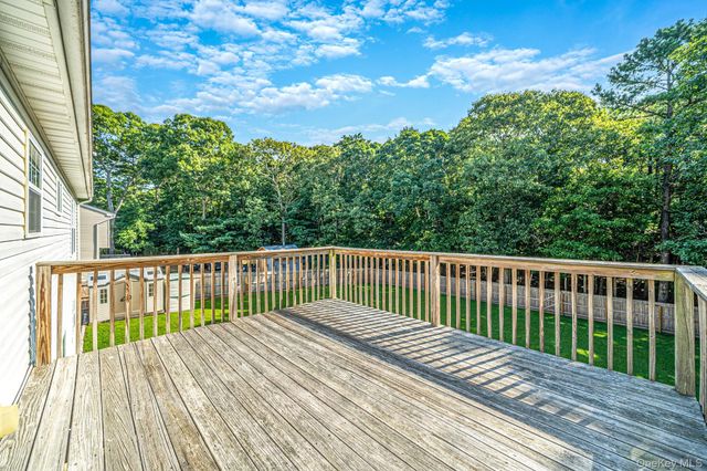 10 Cedar Lane, Medford, NY 11763