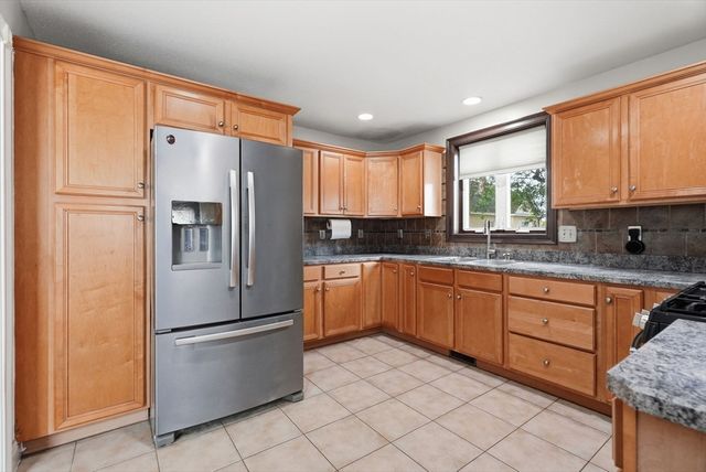 87 Crescent St, Lowell, MA 01851