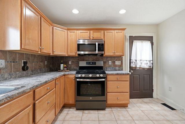 87 Crescent St, Lowell, MA 01851