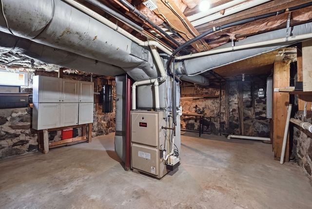 87 Crescent St, Lowell, MA 01851