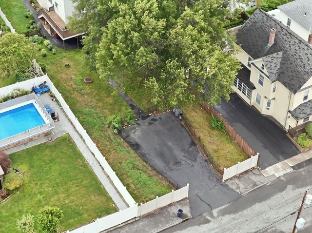 87 Crescent St, Lowell, MA 01851