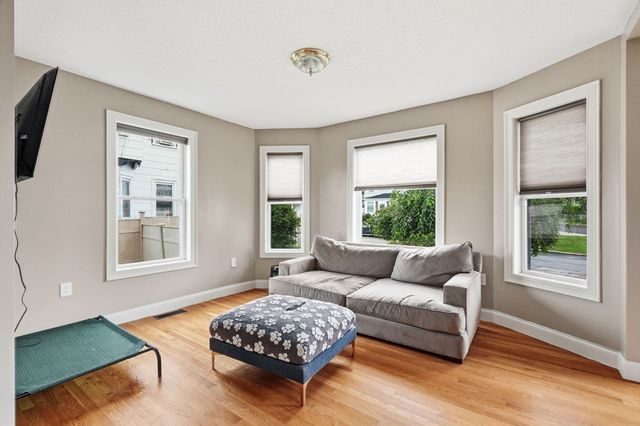 87 Crescent St, Lowell, MA 01851