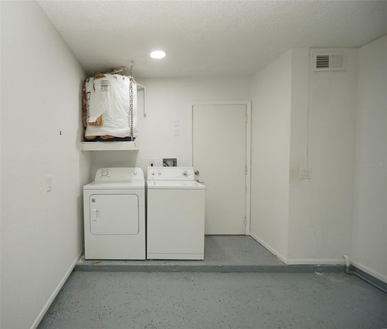 7605 GLADES COURT, Tampa, FL 33637