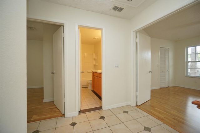 7605 GLADES COURT, Tampa, FL 33637