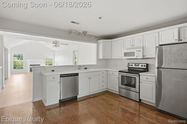 28071 Carlton Way, Novi, MI 48377