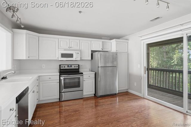 28071 Carlton Way, Novi, MI 48377