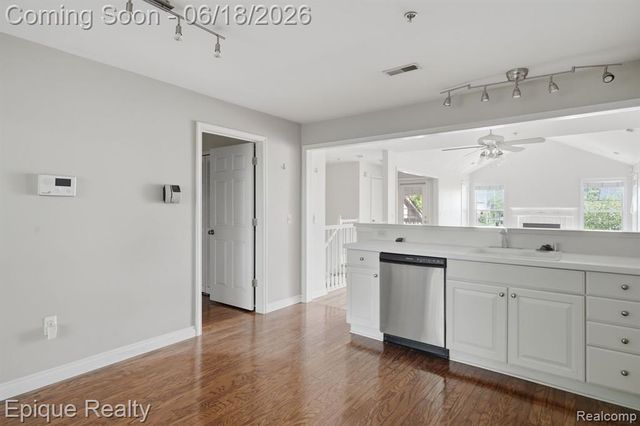 28071 Carlton Way, Novi, MI 48377
