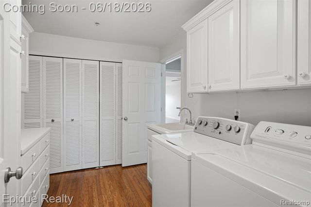 28071 Carlton Way, Novi, MI 48377