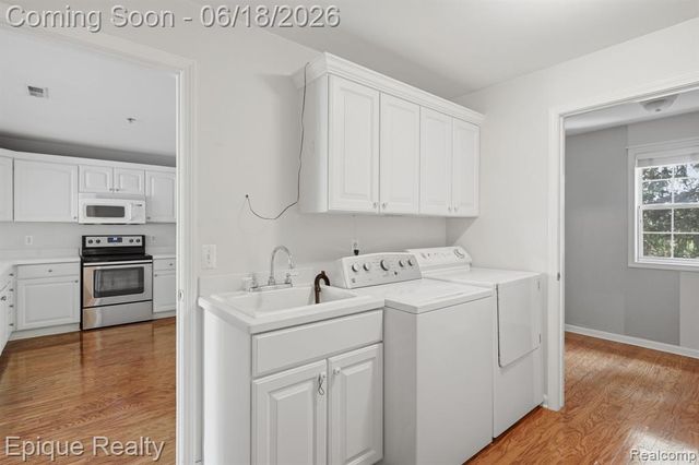 28071 Carlton Way, Novi, MI 48377