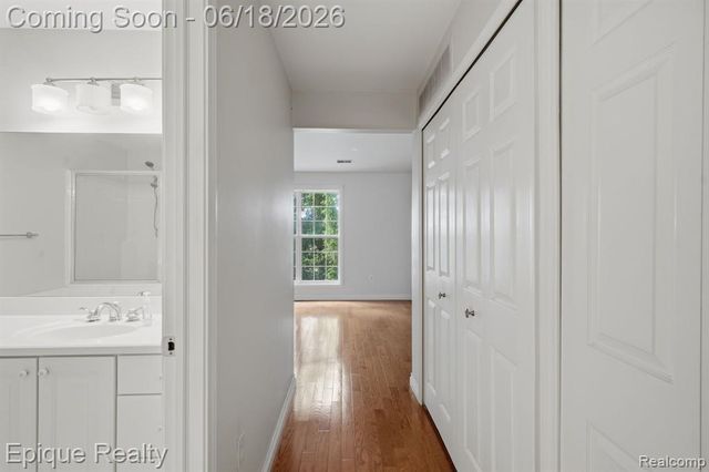 28071 Carlton Way, Novi, MI 48377