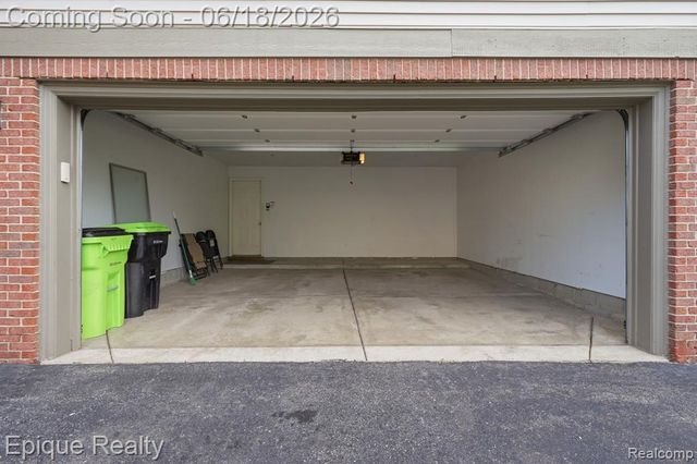 28071 Carlton Way, Novi, MI 48377