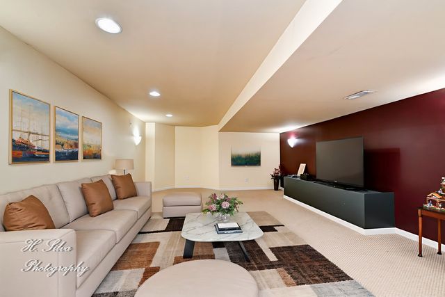 496 Oakhurst Lane, Carpentersville, IL 60110