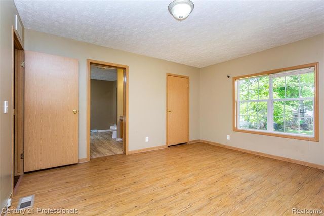 4080 Cass Elizabeth Road, Waterford, MI 48328