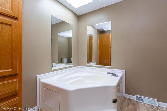 4080 Cass Elizabeth Road, Waterford, MI 48328