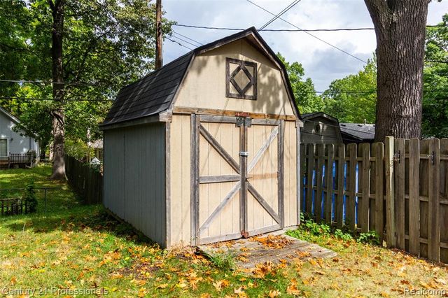 4080 Cass Elizabeth Road, Waterford, MI 48328