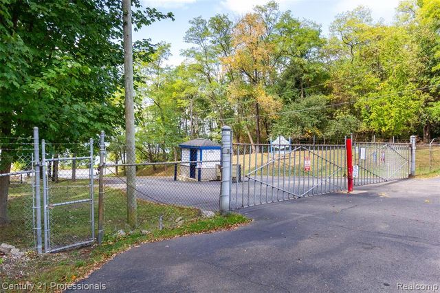 4080 Cass Elizabeth Road, Waterford, MI 48328