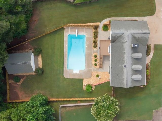 5485 Twin Oak Dr, Douglasville, GA 30135