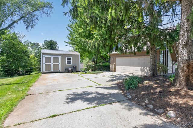 9968 Timothy Lane, Green Oak Township, MI 48178