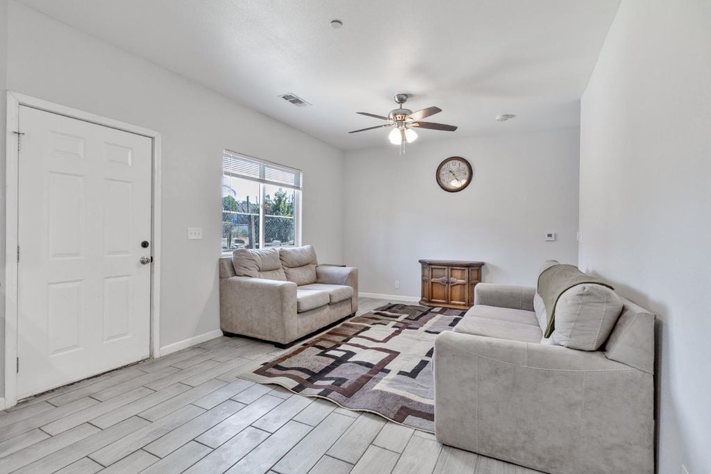 Image 15 of property listing at 3280 Mccall Avenue, Selma, CA 93662
