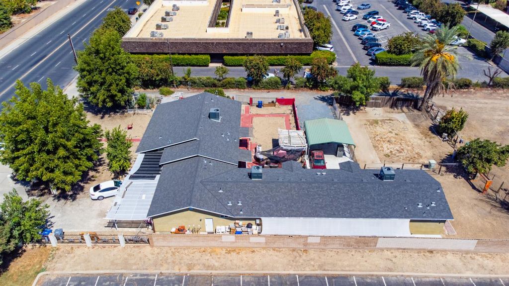Image 3 of property listing at 3280 Mccall Avenue, Selma, CA 93662