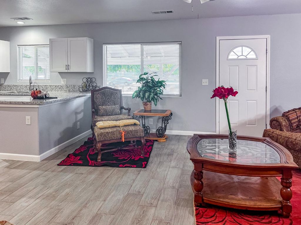 Image 8 of property listing at 3280 Mccall Avenue, Selma, CA 93662