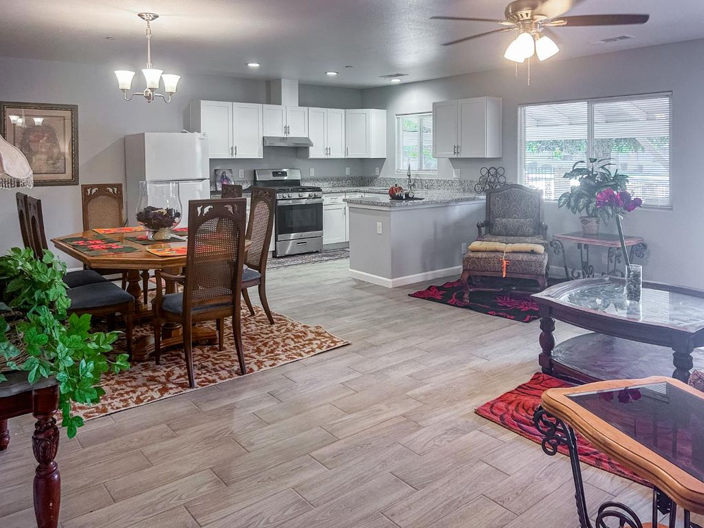 Image 9 of property listing at 3280 Mccall Avenue, Selma, CA 93662