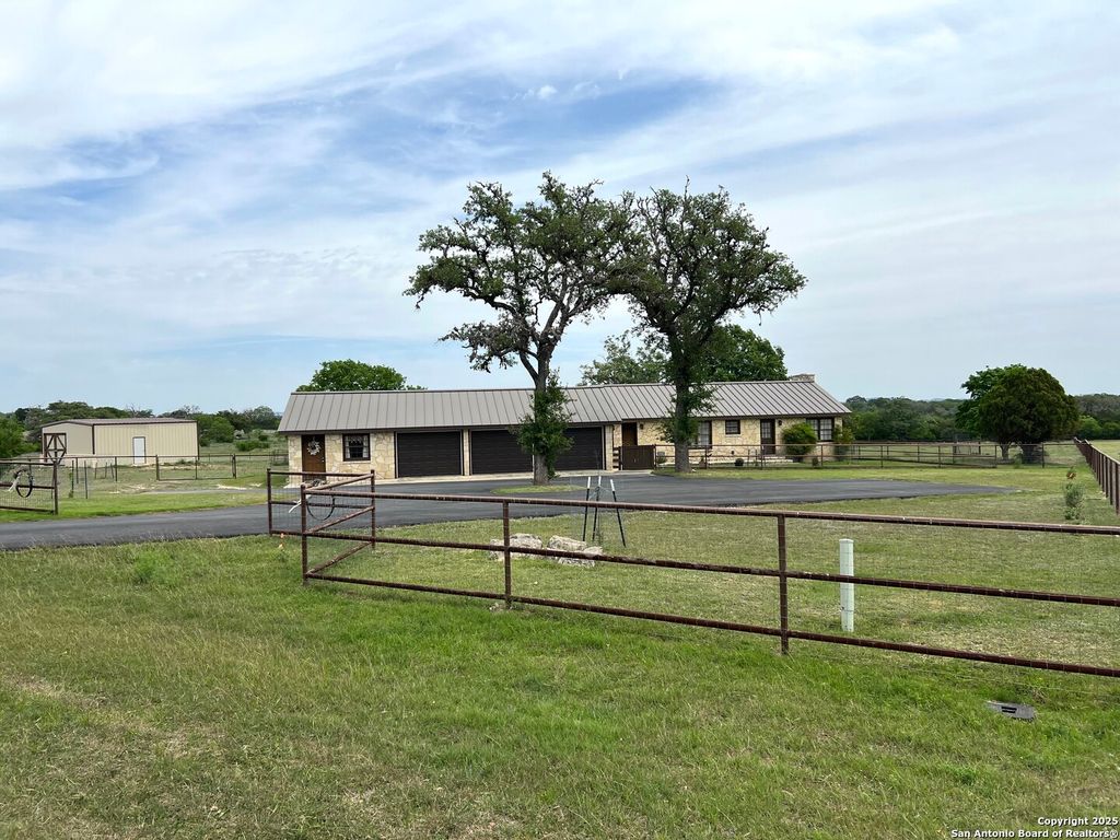 545 HIGHGATE DR, Bandera, TX 78003