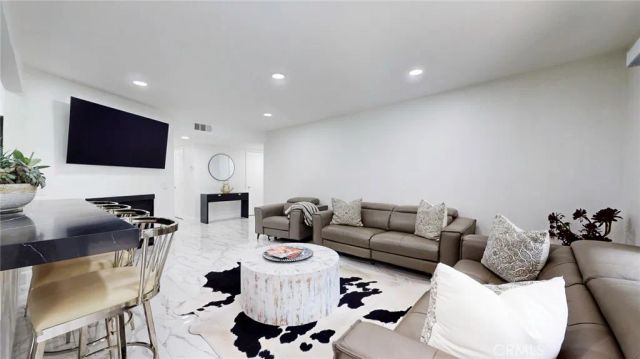 4632 Park Granada 93, Calabasas, CA 91302