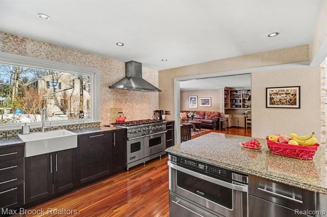 22724 King Richard Court, Beverly Hills, MI 48025