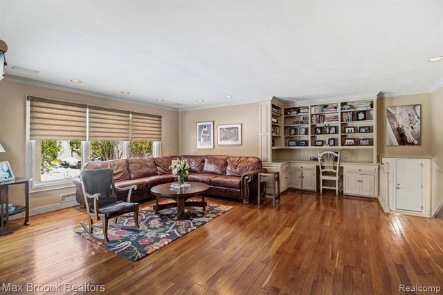 22724 King Richard Court, Beverly Hills, MI 48025