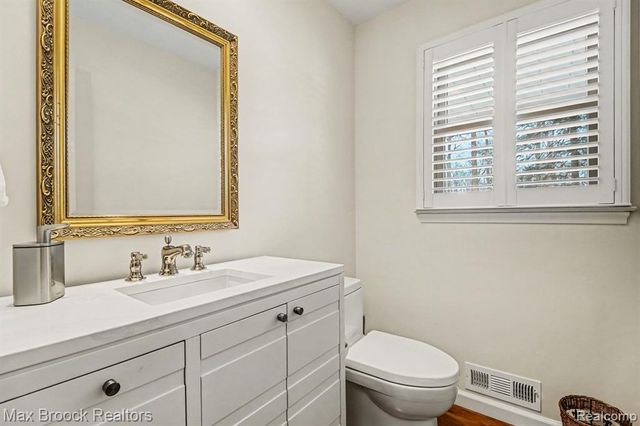 22724 King Richard Court, Beverly Hills, MI 48025