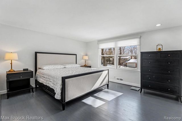 22724 King Richard Court, Beverly Hills, MI 48025