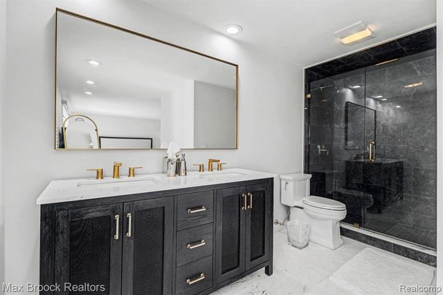 22724 King Richard Court, Beverly Hills, MI 48025