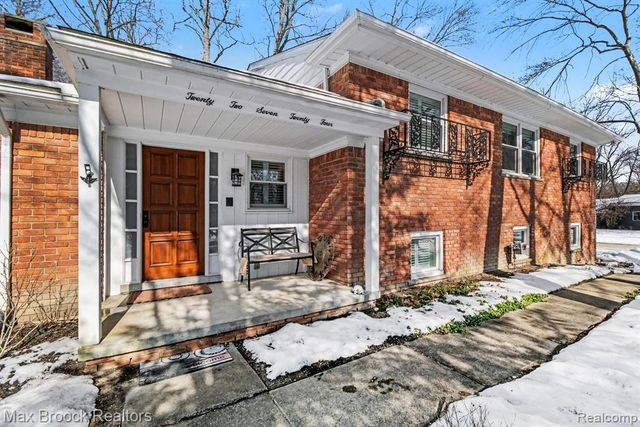 22724 King Richard Court, Beverly Hills, MI 48025