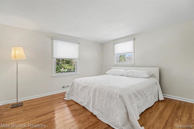 22724 King Richard Court, Beverly Hills, MI 48025