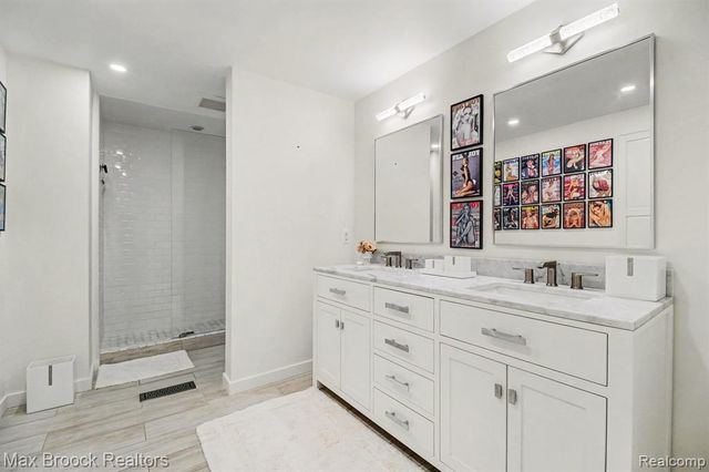 22724 King Richard Court, Beverly Hills, MI 48025