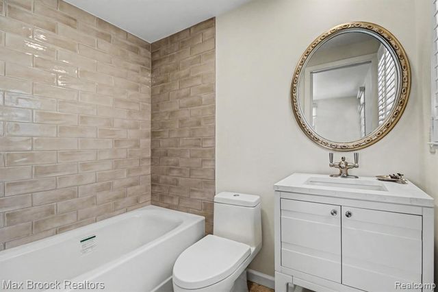 22724 King Richard Court, Beverly Hills, MI 48025