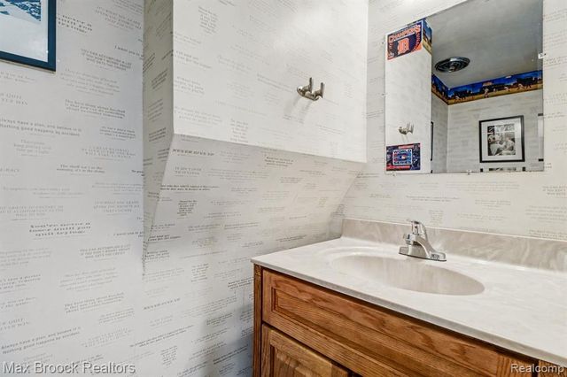 22724 King Richard Court, Beverly Hills, MI 48025