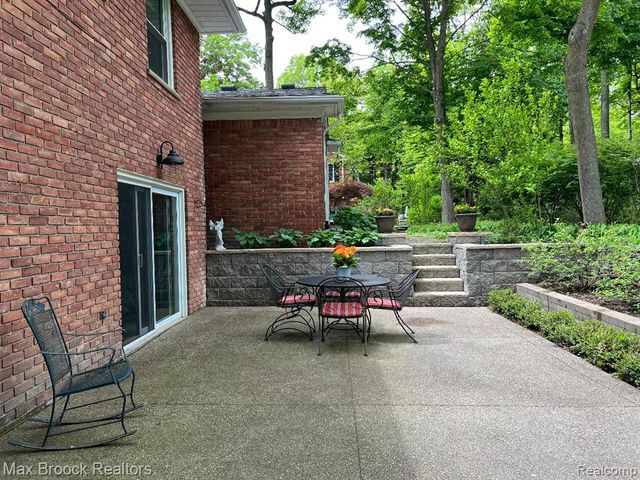 22724 King Richard Court, Beverly Hills, MI 48025