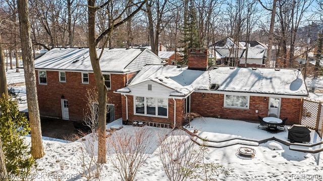 22724 King Richard Court, Beverly Hills, MI 48025